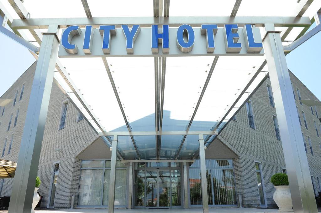 City Hotel พอดโกริกา ภายนอก รูปภาพ