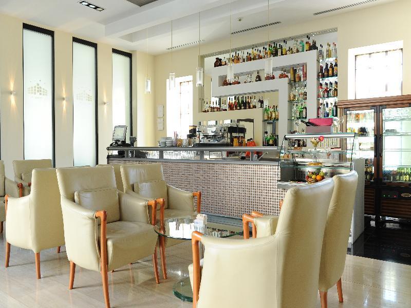 City Hotel พอดโกริกา ภายนอก รูปภาพ