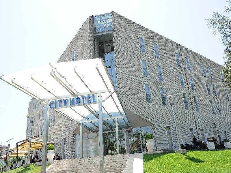 City Hotel พอดโกริกา ภายนอก รูปภาพ