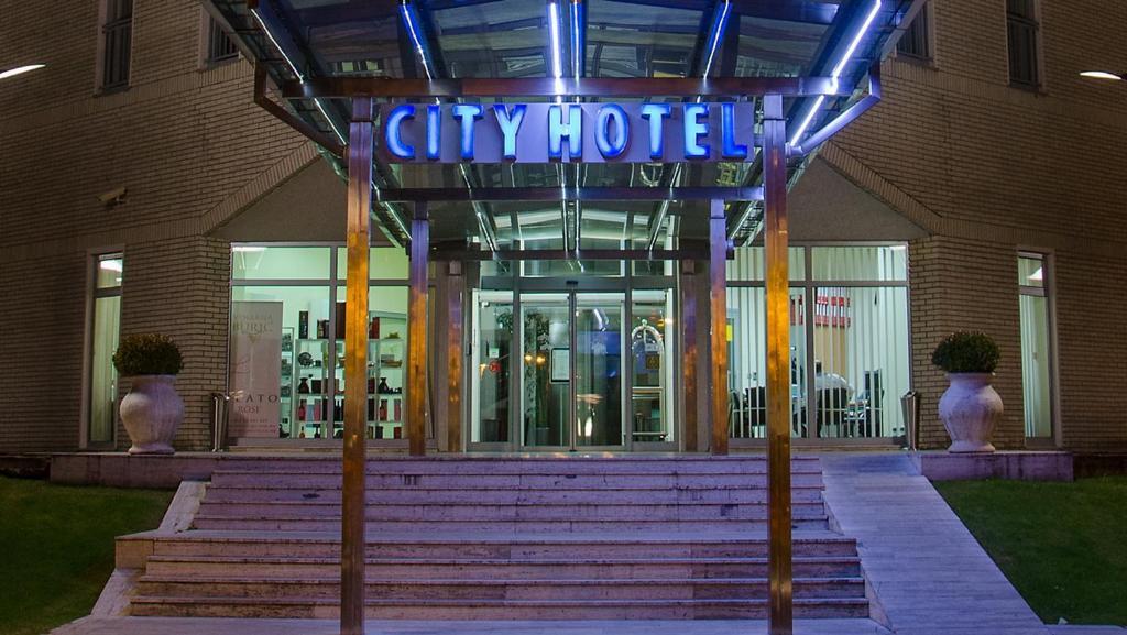 City Hotel พอดโกริกา ภายนอก รูปภาพ